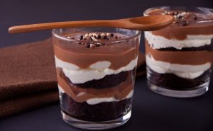 Quais são as tendências para a Páscoa 2022? 12 Ovo de Páscoa com chocolate meio amargo no pote