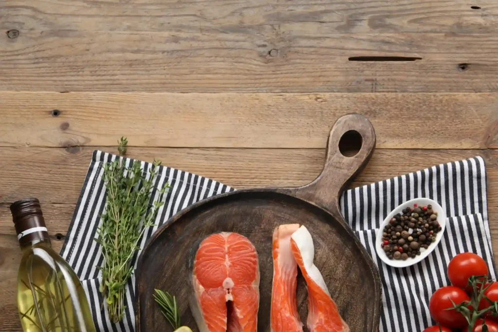 Salmão para almoço de Páscoa Filé de salmão com ervas e temperos frescos, ideal para preparar pratos especiais para Páscoa