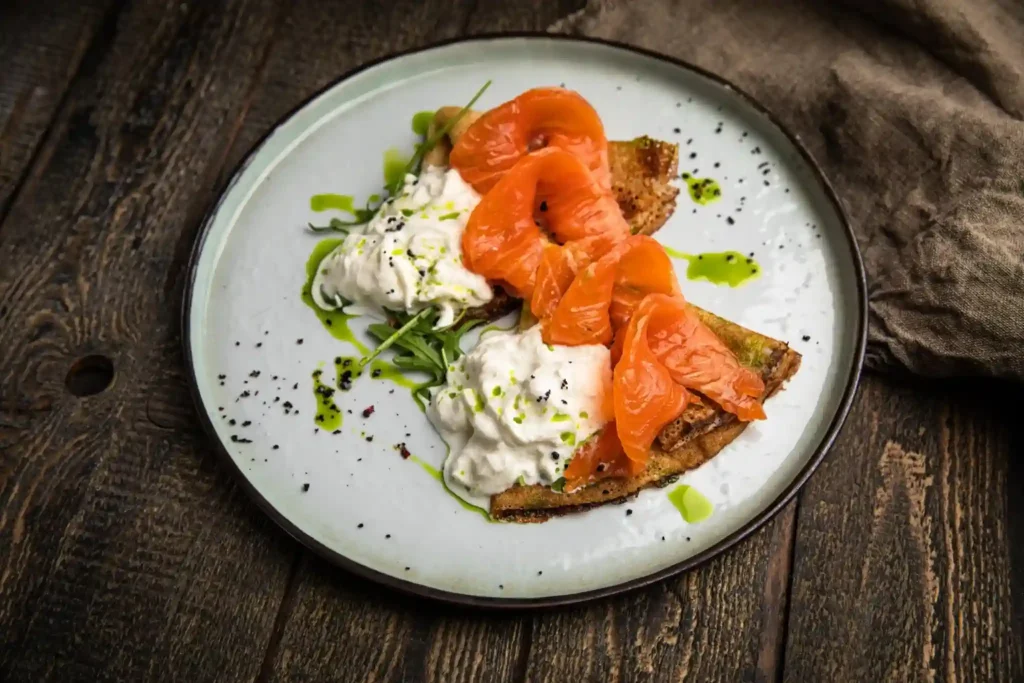 Antepasto de salmão, opção de acompanhamento para sei almoço especial Antepasto de salmão servido com torrada para o almoço de domingo de Páscoa