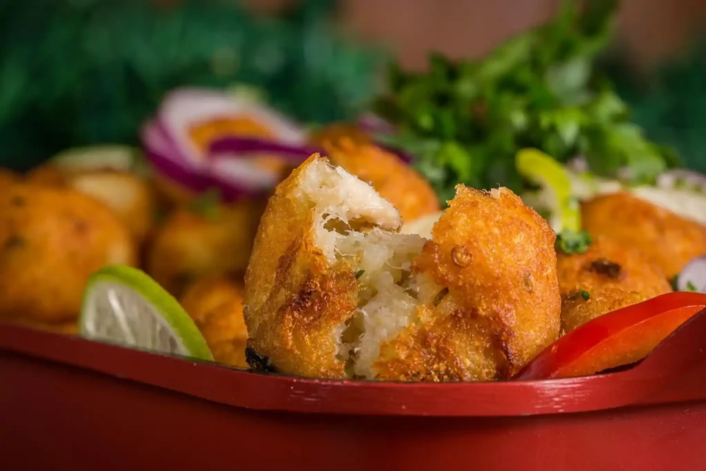 Bolinho de bacalhau, opção de entrada para almoço de Páscoa Bolinho de bacalhau crocante servido como entrada no almoço de Páscoa