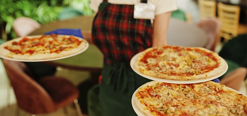 Imagem de pizzas sendo servidas