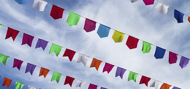 Bandeirolas coloridas de festa junina para o texto o que vender em festa junina.