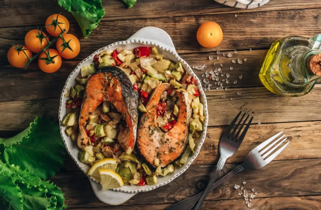 O que pode comer na Quaresma? Dicas práticas para cumprir a tradição 1 Prato com peixe assado, legumes salteados, limão e azeite, representando uma sugestão leve e saborosa de refeição para a Quaresma.