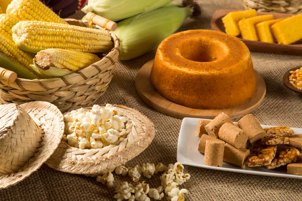 Doces de festa junina para impressionar: 4 receitas especiais 1 Doces típicos de festa junina com bolo de milho, paçoca, pé de moleque e pipoca decorados com chapéu de palha