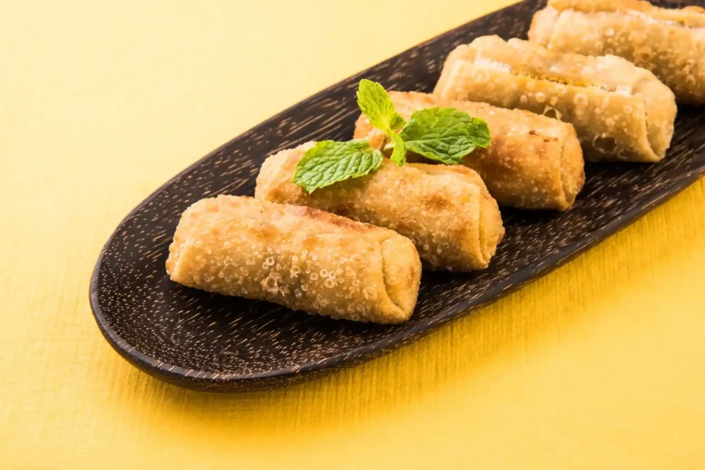 Harumaki Harumaki frito crocante servido com folhas de hortelã