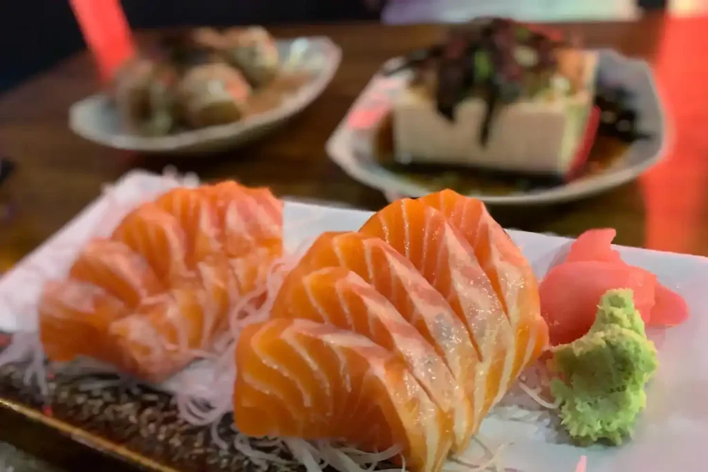 Sashimi, prato japonês frio Sashimi de salmão fresco, prato japonês frio, servido em fatias finas com wasabi e gengibre.