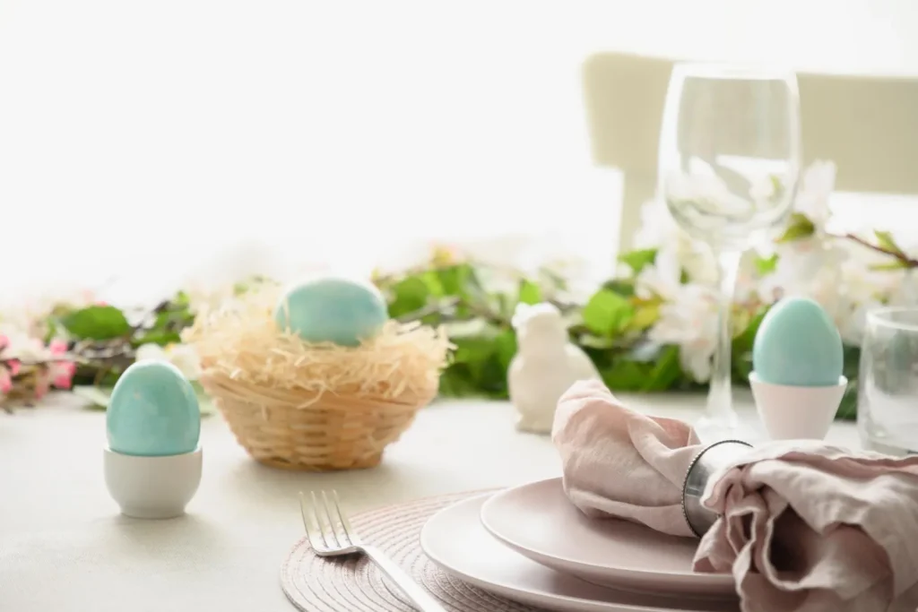 Mesa posta com decoração de Páscoa Decoração de mesa para Páscoa com ovos coloridos e arranjo delicado