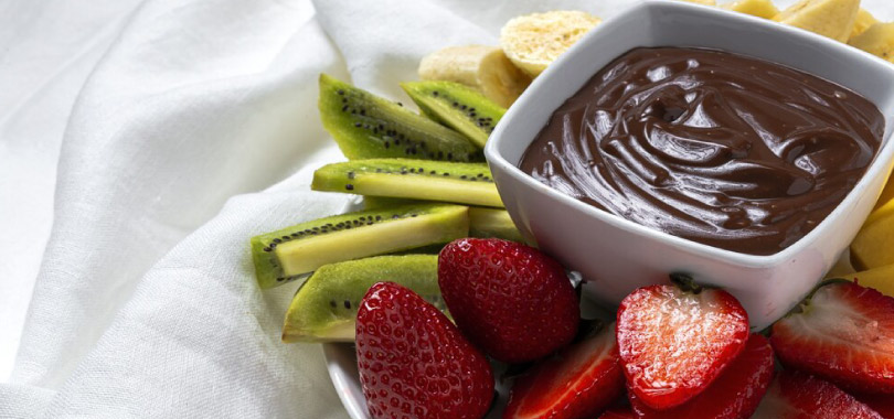 O que comer com creme de avelã: descubra combinações irresistíveis 2 pote com creme de avelã e frutas ao redor