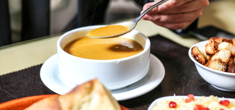 Sugestões para um cardápio para inverno de sucesso 2 Sopa em bowl branco de cerâmica.