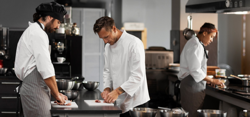 Chefes de cozinha trabalhando em conjunto.