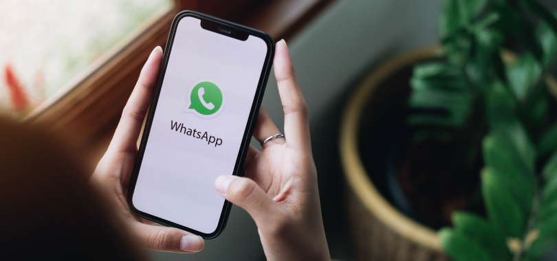 Como montar um delivery via WhatsApp: guia completo para seu negócio 2 Celular abrindo o app do WhatsApp.