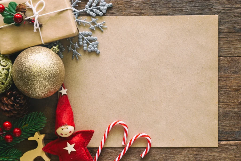 Cartão natalino com espaço em branco cercado por enfeites, ideal para mensagens de Natal para clientes com toque personalizado.