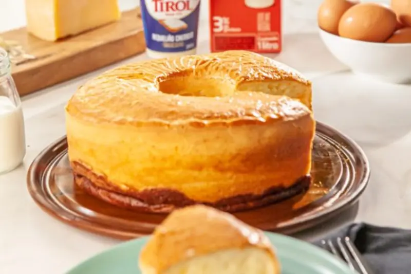 Bolo de pão de queijo e requeijão Bolo de pão de queijo servido à mesa, opção de receitas para quaresma.
