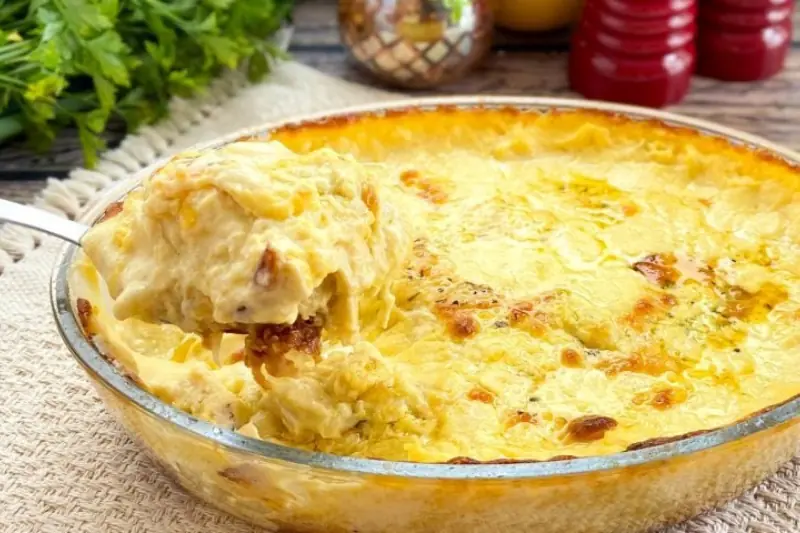7 receitas para Quaresma práticas e saborosas 2 Repolho cremoso gratinado servido à mesa, opção de receitas para quaresma sem carne e sem peixe.