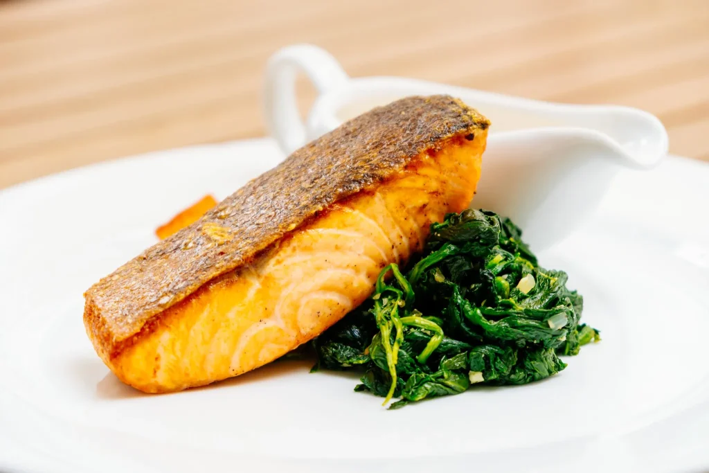 Pratos com salmão: combinações estratégicas para vender mais 3 Filé de salmão grelhado com pele crocante acompanhado de couve