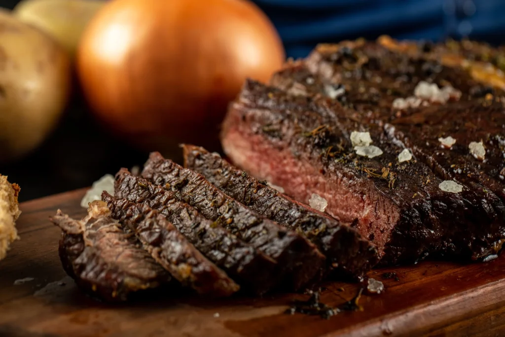 Receitas regionais: como valorizar sabores locais no seu restaurante 5 Carne grelhada suculenta com sal grosso representando receitas regionais brasileiras