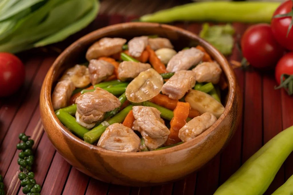 Receitas regionais: como valorizar sabores locais no seu restaurante 4 Prato com legumes e carne representando receitas regionais equilibradas