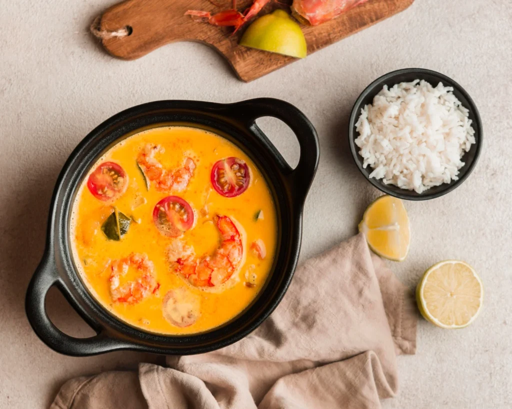 Receitas regionais: como valorizar sabores locais no seu restaurante 2 Moqueca de camarão com arroz representando receitas regionais brasileiras