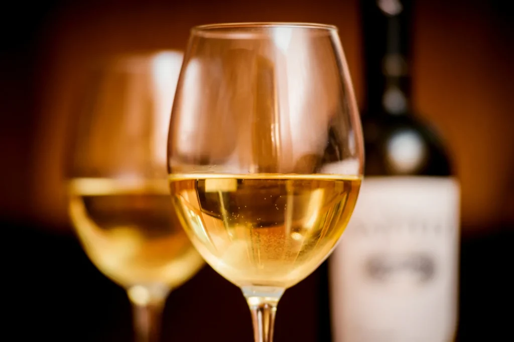 Fornecedores de vinho para revenda: como escolher o melhor? 2 Taças de vinho branco destacando opções de fornecedores de vinho para revenda