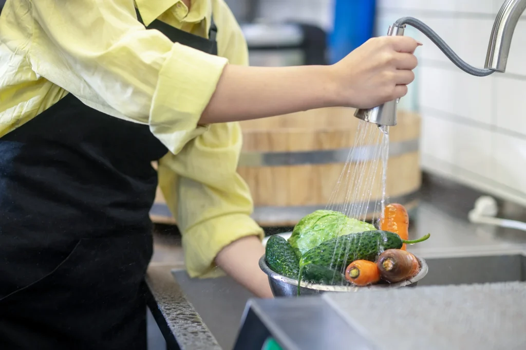Boas práticas de manipulação de alimentos: o essencial para evitar riscos no seu negócio 3 manipulacao de alimentos lavagem vegetais