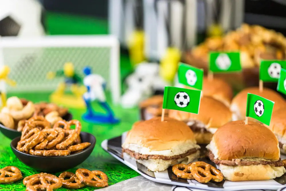 Hambúrguer artesanal para assistir aos jogos: dicas para o seu negócio criar opções temáticas 2 hamburguer artesanal mesa futebol