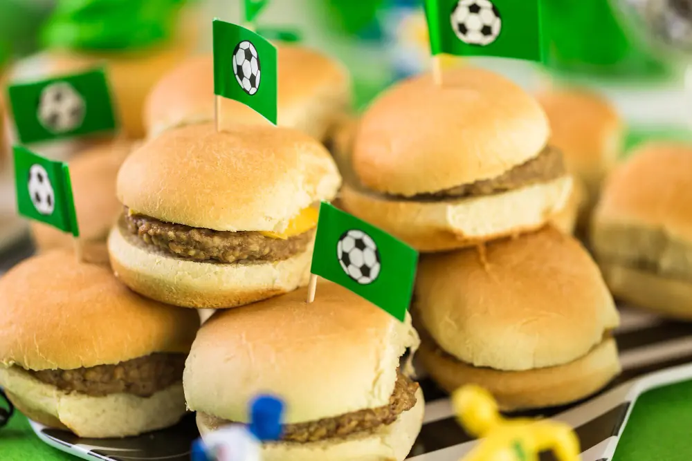 Hambúrguer artesanal para assistir aos jogos: dicas para o seu negócio criar opções temáticas 1 hamburguer artesanal slider futebol