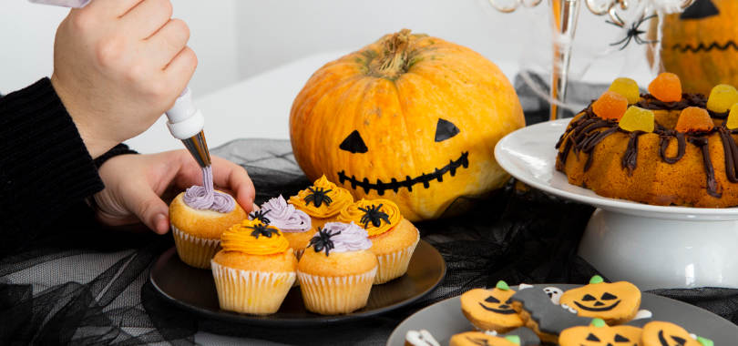 Comidas de Halloween: receitas temáticas para aproveitar a data 1 Mão de criança decorando cupcake de halloween.