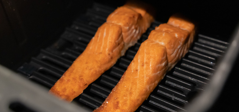 Como fazer peixe na airfryer: dicas para um preparo suculento 1 Dois pedaços de salmão na air fryer.