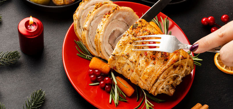 Carnes para o Natal: como escolhê-las e prepará-las nessa data especial 1 Carne natalina sendo fatiada.