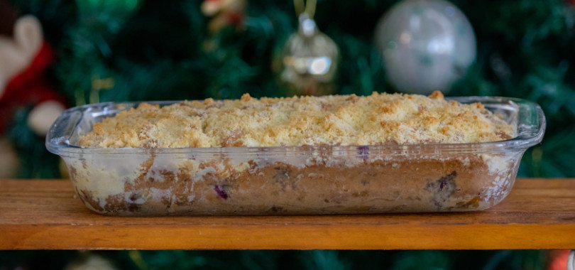 Sobremesas de Natal na travessa: receitas incríveis para lucrar com o final de ano 1 Sobremesa de Natal na travessa com camadas de creme e biscoito.