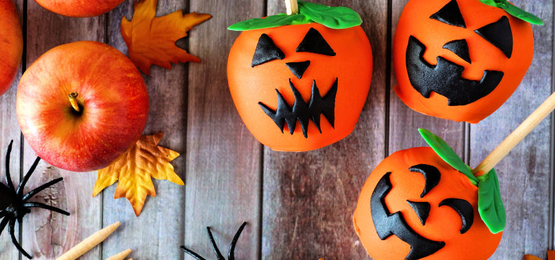 Doces para Halloween: receitas temáticas para aumentar as vendas em outubro 1 Maçã do amor com decoração de abóbora.